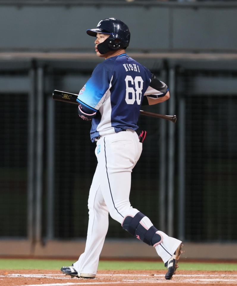 　３回無死、四球を選ぶ岸（撮影・中島達哉）