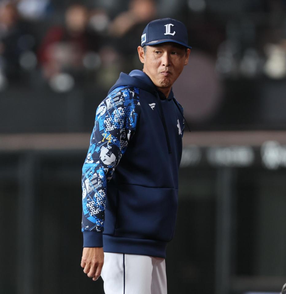 　３回、選手交代を告げる西口監督（撮影・中島達哉）