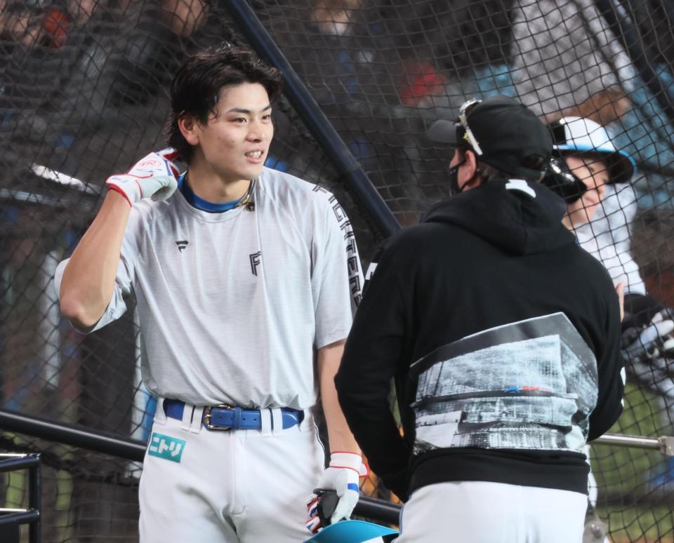 　試合前、新庄監督（右）からアドバイスを受ける野村（撮影・中島達哉）