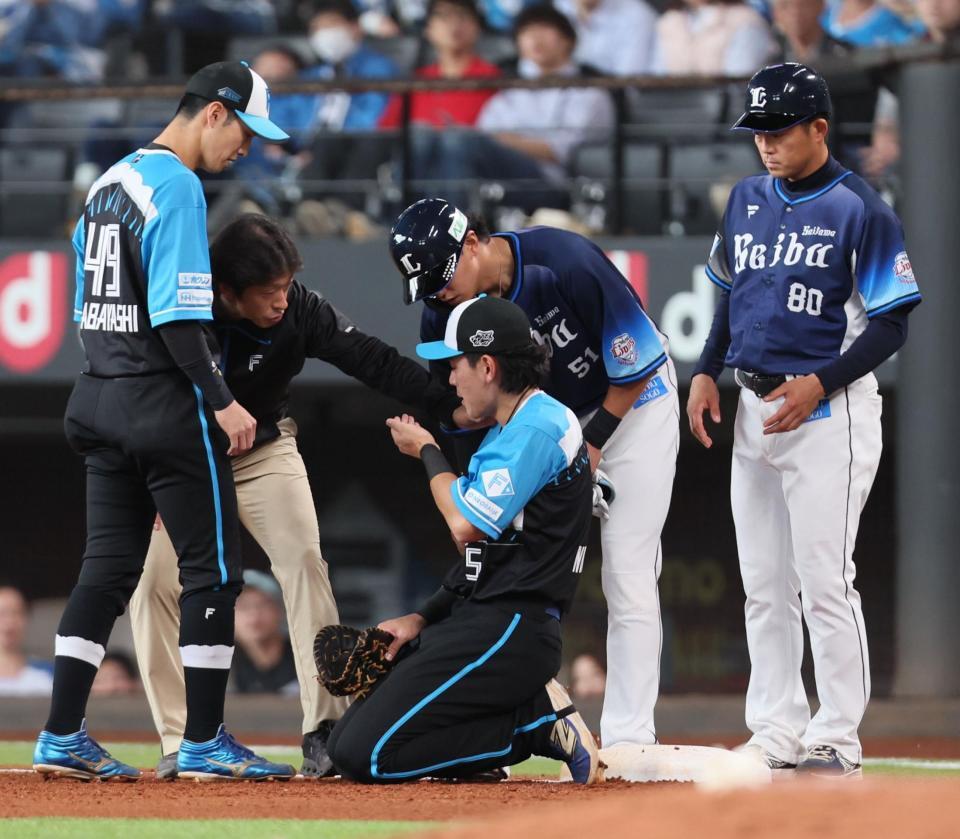 　４回、水野からの送球がワンバウンドで顔面に当たり、口元を気にする野村（中央）＝撮影・中島達哉