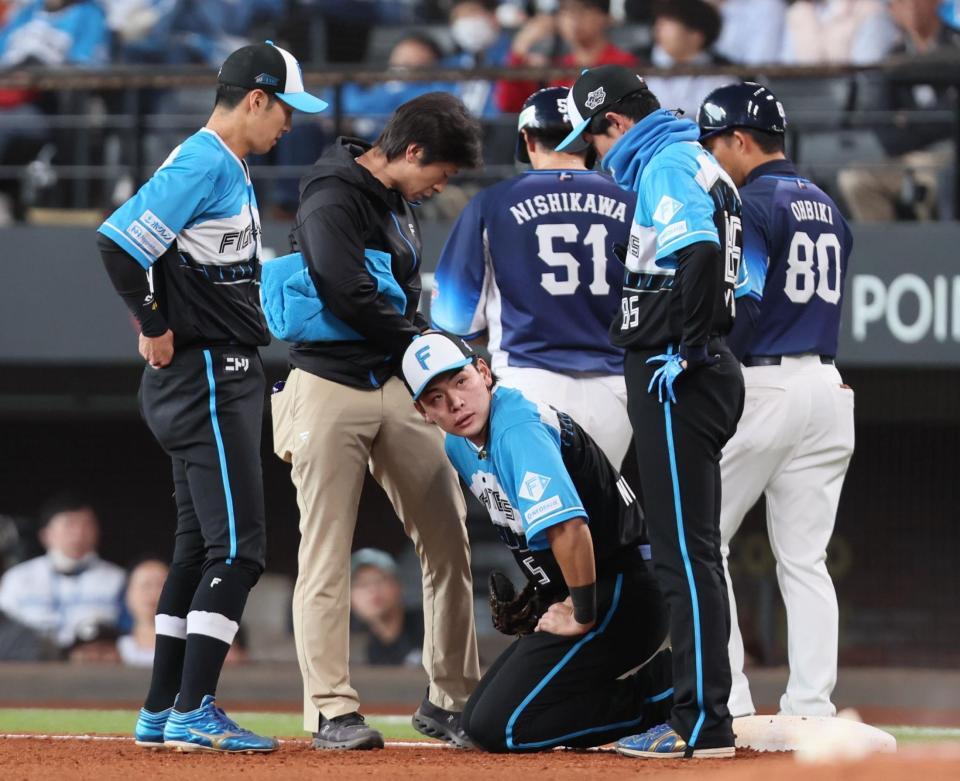 　４回、水野からの送球がワンバウンドで顔面に当たった野村（中央下）＝撮影・中島達哉
