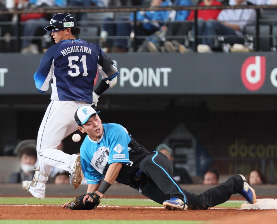 　４回、水野からの送球がワンバウンドで顔面に当たった野村（左は内野安打を放った西川）＝撮影・中島達哉