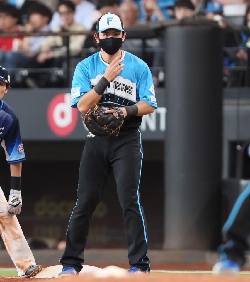 　６回、マスクをして守備につく野村（撮影・中島達哉）