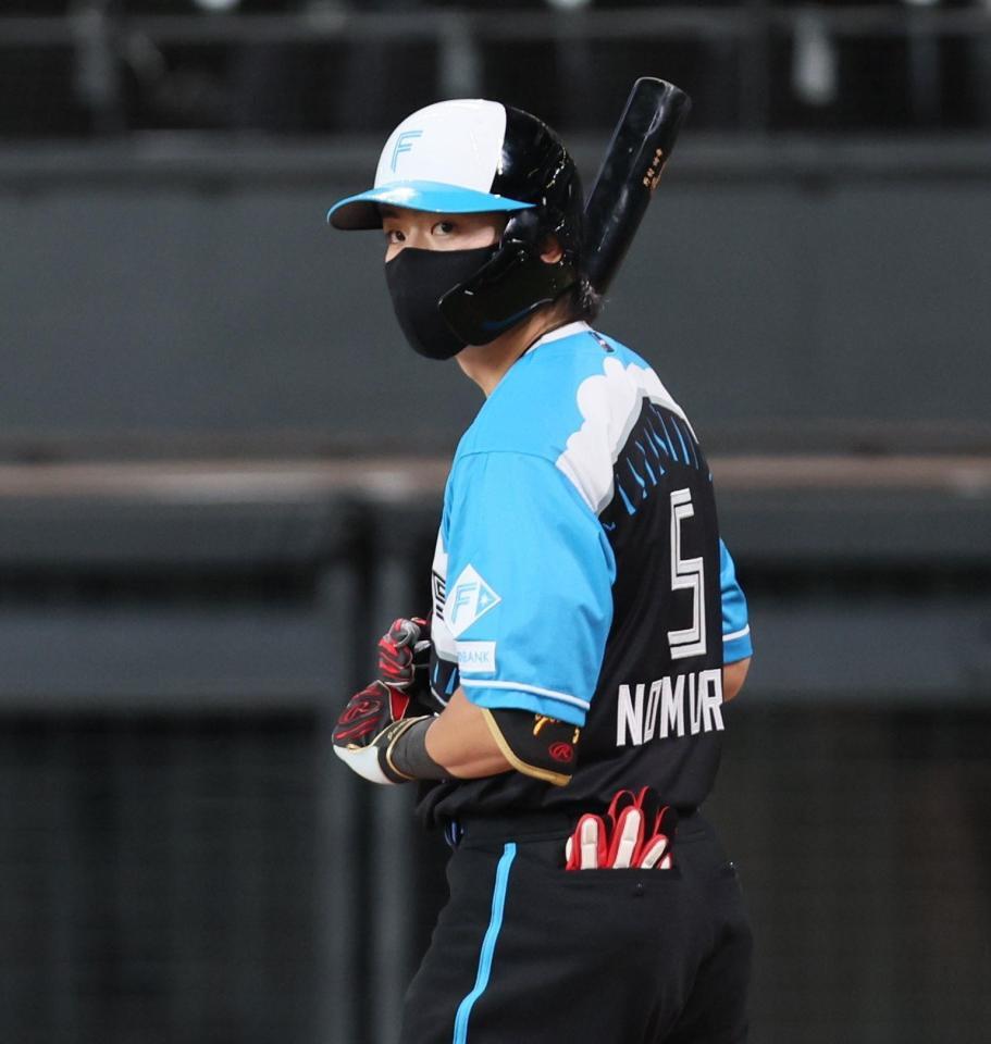 　６回、黒のマスクを着用して打席に入る野村（撮影・中島達哉）