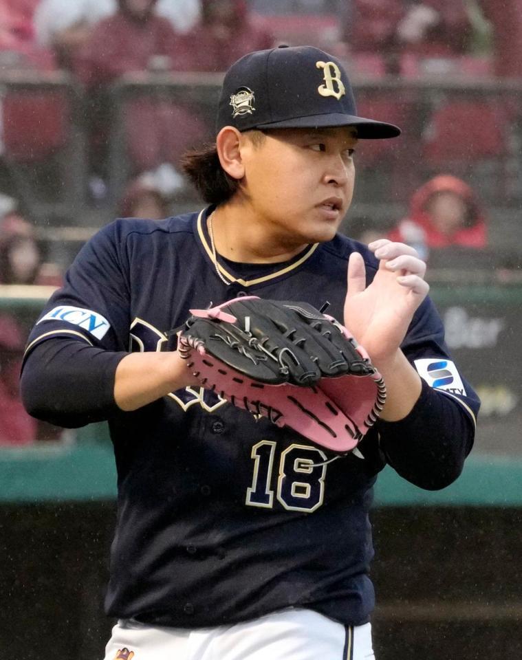 　８回を投げ終え、グラブをたたく宮城