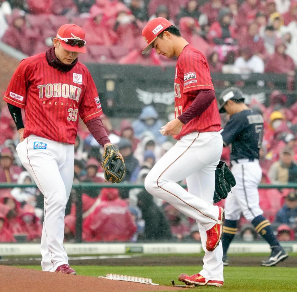 　１回、押し出しの四球で先制を許した古謝（右）