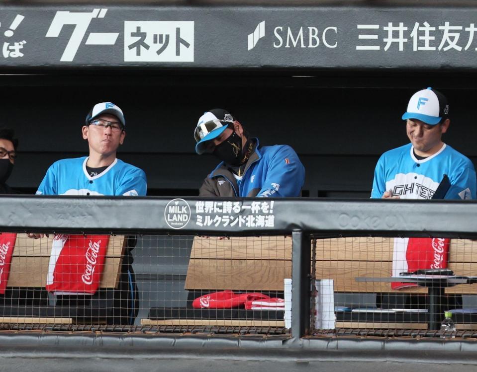 　３回、バーヘイゲンが打者・岸に四球を与え、首をかしげる新庄監督（中央）＝撮影・中島達哉