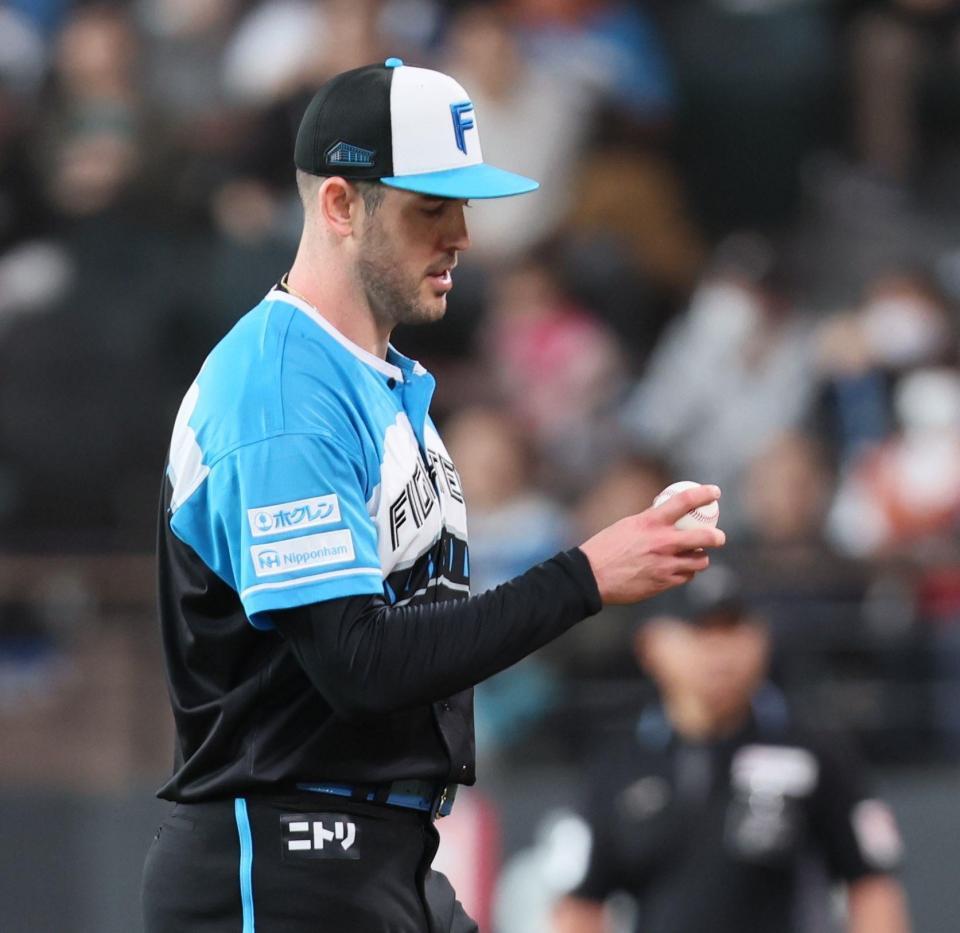 　３回まで毎回失点を重ね、肩を落とすバーヘイゲン（撮影・中島達哉）