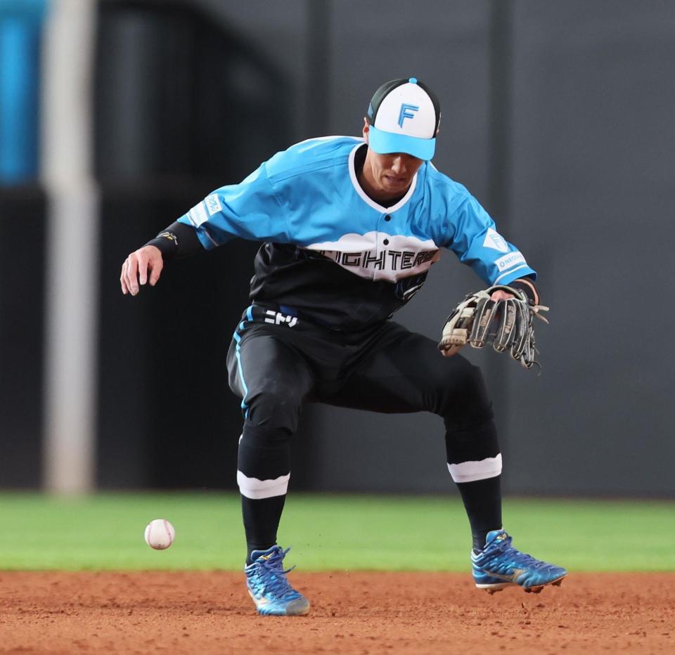 　５回、打者西武・長谷川の打球をファンブルする若林（撮影・中島達哉）