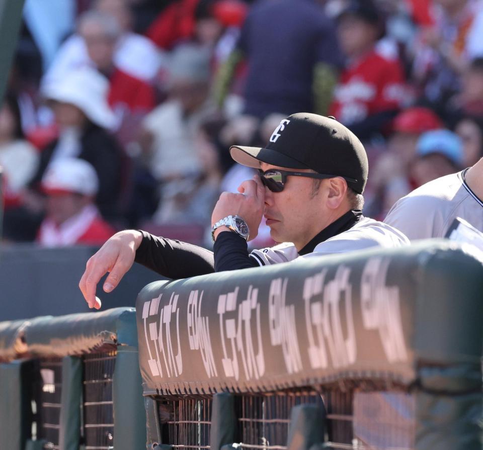 　６回、グラウンドを見つめる阿部監督（撮影・市尻達拡）