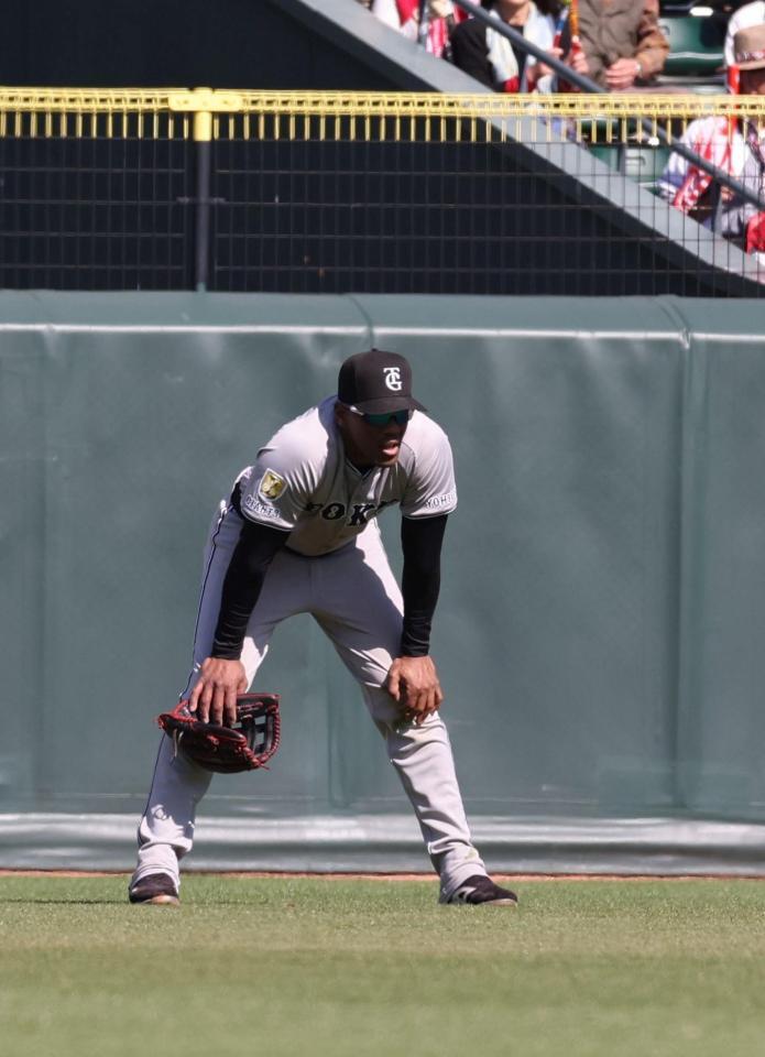 　５回、小園海斗の中前打を後逸し、うなだれるヘルナンデス（撮影・市尻達拡）