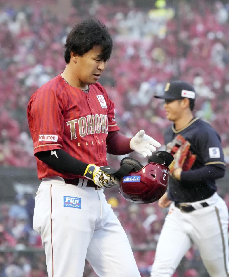 　４回、２死一塁で二ゴロに倒れた浅村