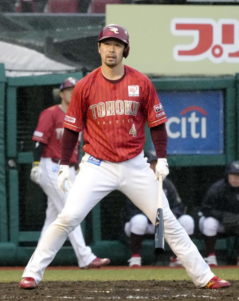 　８回、空振り三振に倒れた阿部