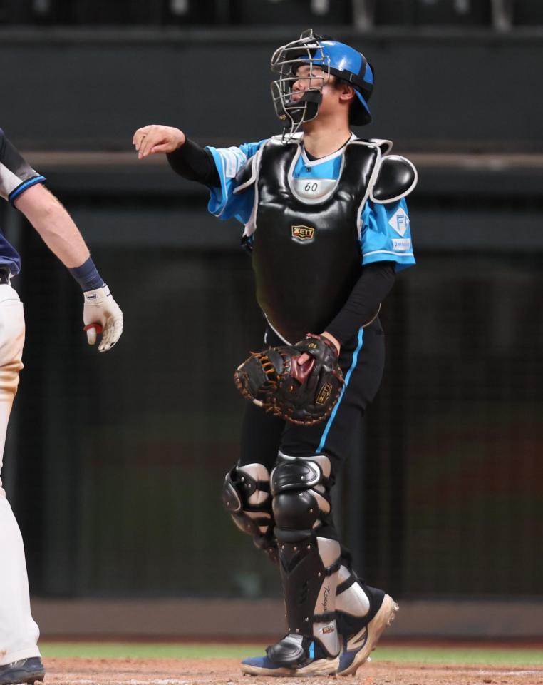 　９回の守備からマスクをかぶった吉田（撮影・中島達哉）