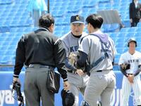 　東京六大学のレジェンド始球式に登場した山下大輔氏。渡辺憩（12）と握手。