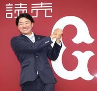 　支配下登録が決まり笑顔の笹原（撮影・金田祐二）