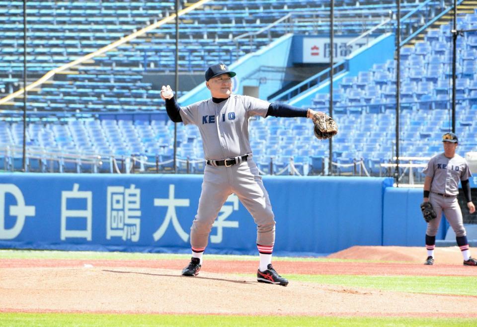 　レジェンド始球式に登場した山下大輔氏