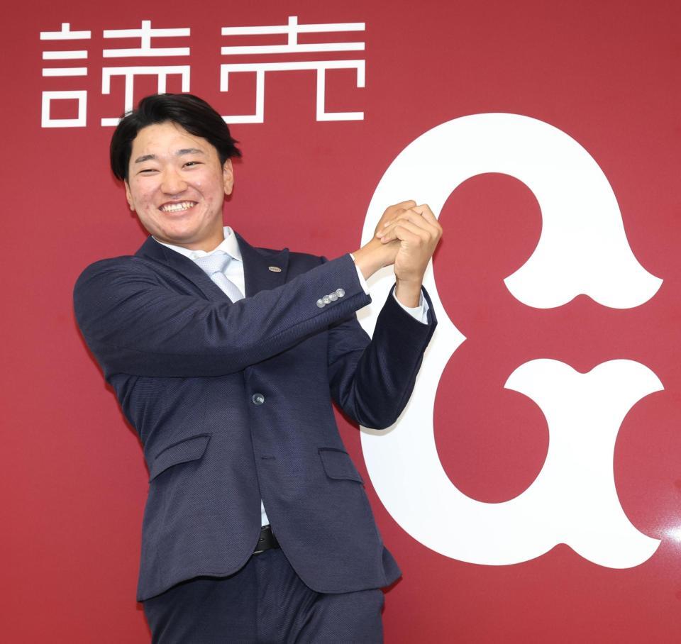 　支配下登録が決まり笑顔の笹原（撮影・金田祐二）