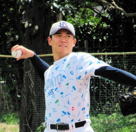 　キャッチボールする奥川