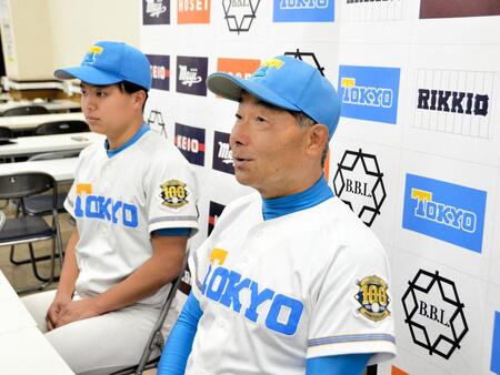 　ビデオ検証の場面について説明する東大・大久保監督。奥は先発・増田