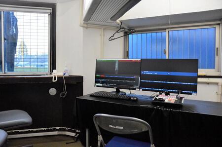 　ビデオルームにある２つの画面で検証が行われる