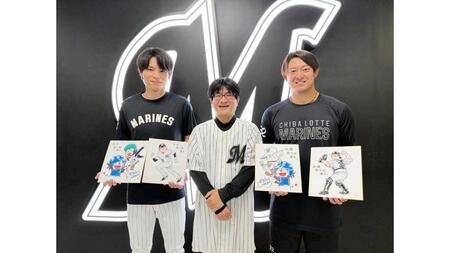 　「ドラベース」作者のむぎわら氏（中央）からイラスト入り色紙をプレゼントされた和田（左）と佐藤