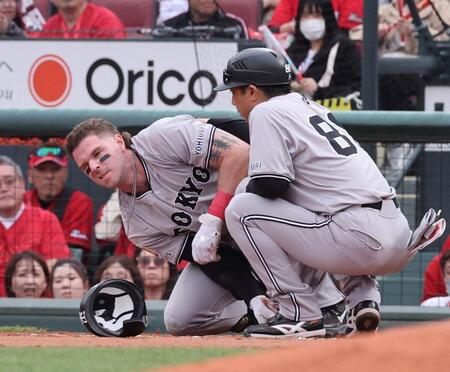 　８回、一塁手・田村と接触し、右肩を押さえるキャベッジ＝１１日