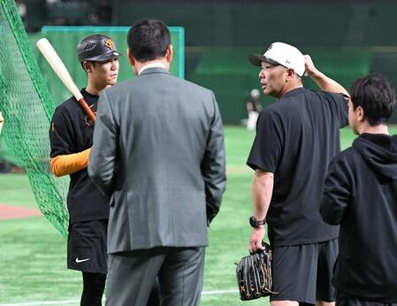 　阿部監督（右）のアドバイスに耳を傾ける坂本（左）＝撮影・佐藤厚