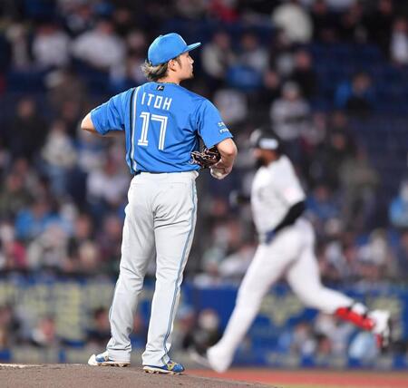 　１回、ポランコ（後方）に先制の右越えソロを打たれた伊藤（撮影・開出牧）