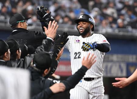 　１回、先制の右越えソロを放ち、ナインとタッチを交わすポランコ（右）＝撮影・開出牧