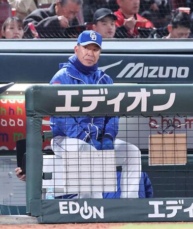 　３回、大量失点に表情を崩さない井上監督（撮影・市尻達拡）