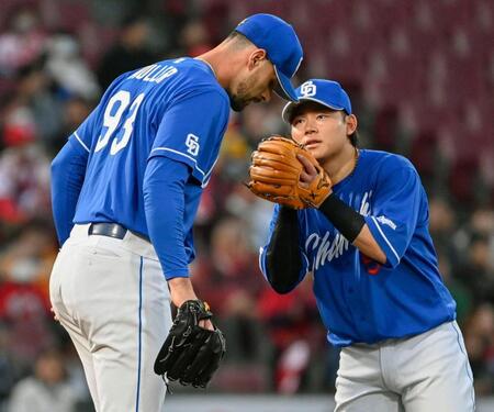 　１回、広島に先制を許し、遊撃手村松（右）から声をかけられる先発のマラー