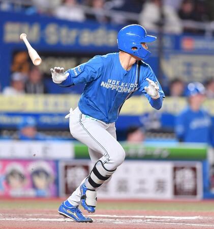 　６回、勝ち越しの左前適時打を放つ石井（撮影・開出牧）