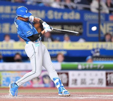 　６回、同点の左前適時打を放つ万波（撮影・開出牧）