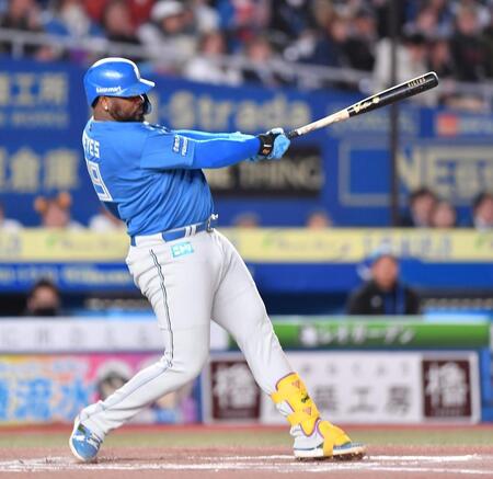 　６回、右前適時打を放つレイエス（撮影・開出牧）