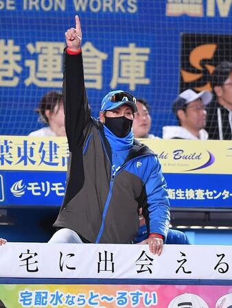 新庄監督も万歳！日本ハムが六回に一挙８点の猛攻　ロッテ・種市をＫＯ