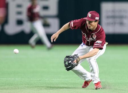 　７回、正木の打球をファンブルする小深田