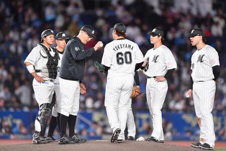 　６回、投手交代を告げ自らマウンドへ行き、２番手の横山にボールを渡す吉井監督（左手前）＝撮影・開出牧