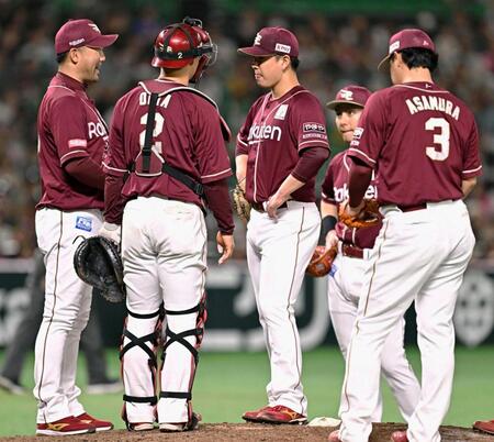 　７回途中、同点を許し三木監督（左端）から降板を告げられる藤井（中央）