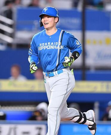 　９回、右越えソロを放ち笑顔でホームへ向かう清宮幸（撮影・開出牧）