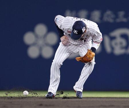 　６回、木浪の打球を失策する山田（撮影・中田匡峻）