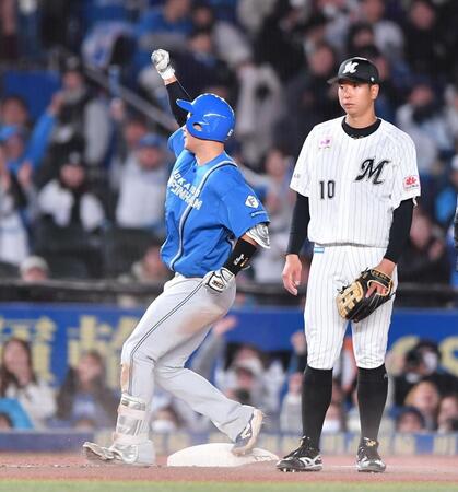 　６回、走者一掃の中越え適時三塁打を放ちガッツポーズを決める吉田（左）。三塁手・上田（撮影・開出牧）