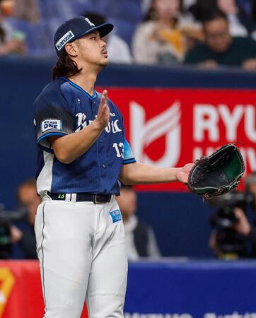 　４回を終え、グラブをたたく・高橋。７回１失点と好投したが負け投手となり、昨季から続く連敗は１３に伸びて球団ワーストとなった