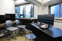 　ビデオルームにある右側２つの画面で検証が行われる