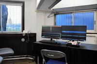 　ビデオルームにある２つの画面で検証が行われる