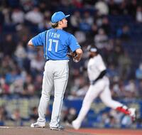 　１回、ポランコ（後方）に先制の右越えソロを打たれた伊藤（撮影・開出牧）