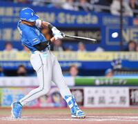 　６回、同点の左前適時打を放つ万波（撮影・開出牧）