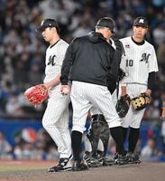 　６回、途中降板する種市（左端）。中央は吉井監督