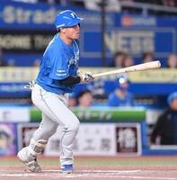 　６回、走者一掃の中越え適時三塁打を放つ吉田（撮影・開出牧）