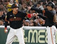 　３回、先制打を放ち、一塁コーチとタッチを交わす甲斐